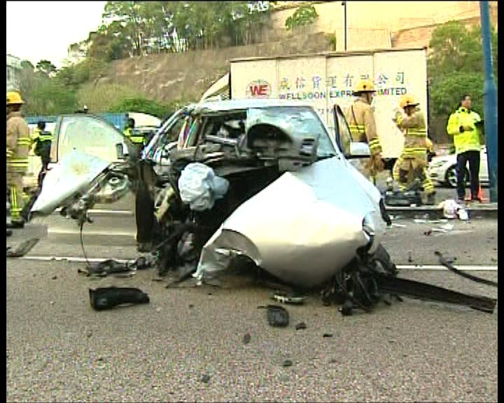 
私家車撞燈柱引擎飛脫一死四傷