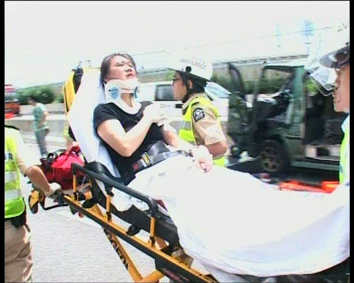 
東涌三車相撞最少32人傷