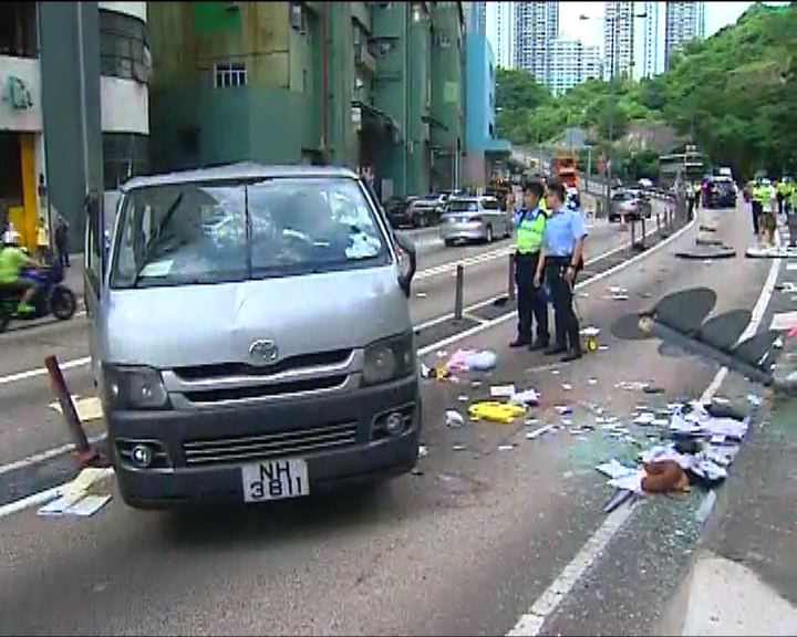 
荃灣客貨車私家車相撞六人傷
