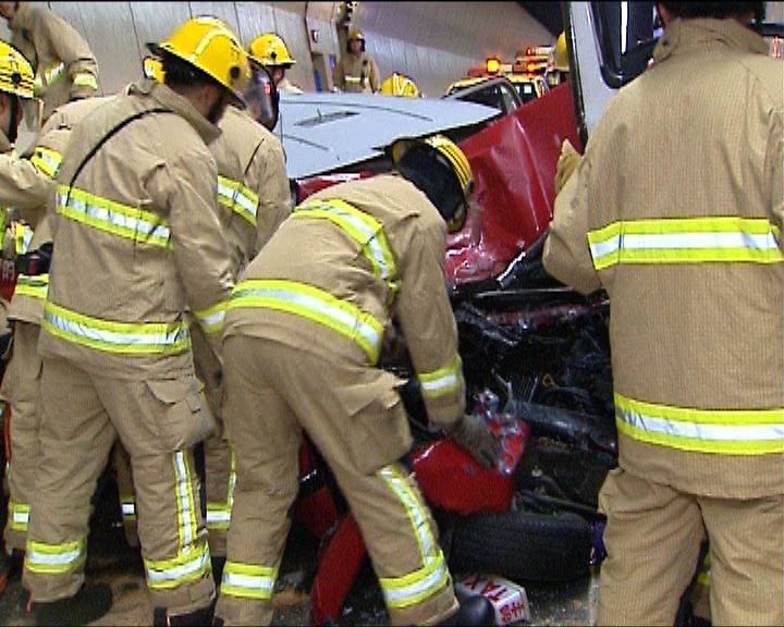 
紅磡海隧的士貨車相撞一死一傷