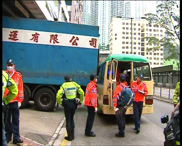 
荃灣貨車與小巴相撞五人受傷