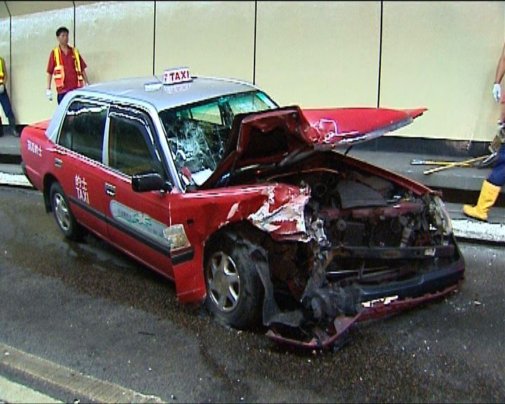 
海底隧道兩車迎頭相撞三人傷