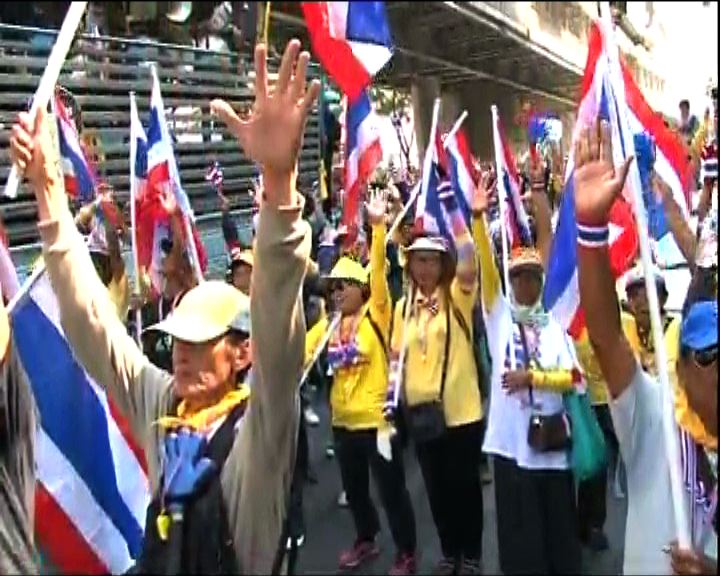 
泰國示威者到警察總部抗議秩序良好