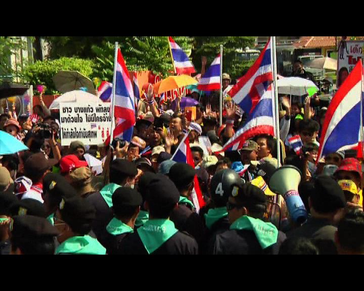 
泰國舉行大規模示威迫英祿交出權力