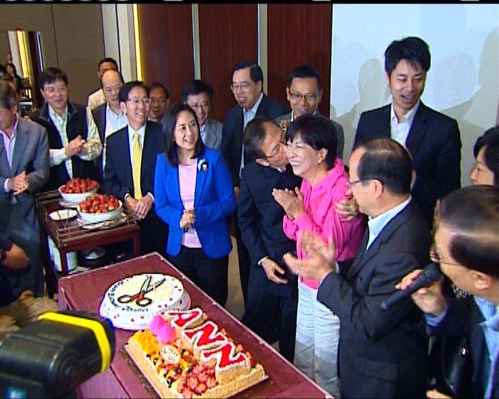
議員為曾鈺成蔣麗芸賀壽