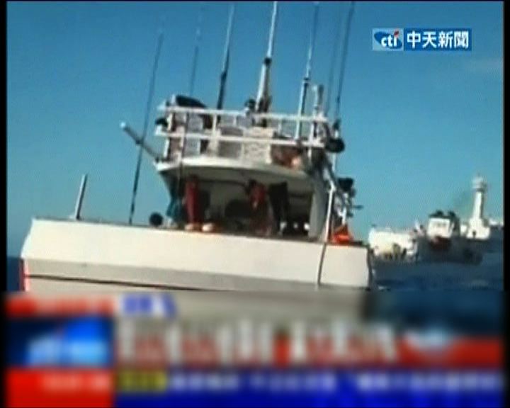 
台灣當局將遭槍擊漁船拖回屏東檢查