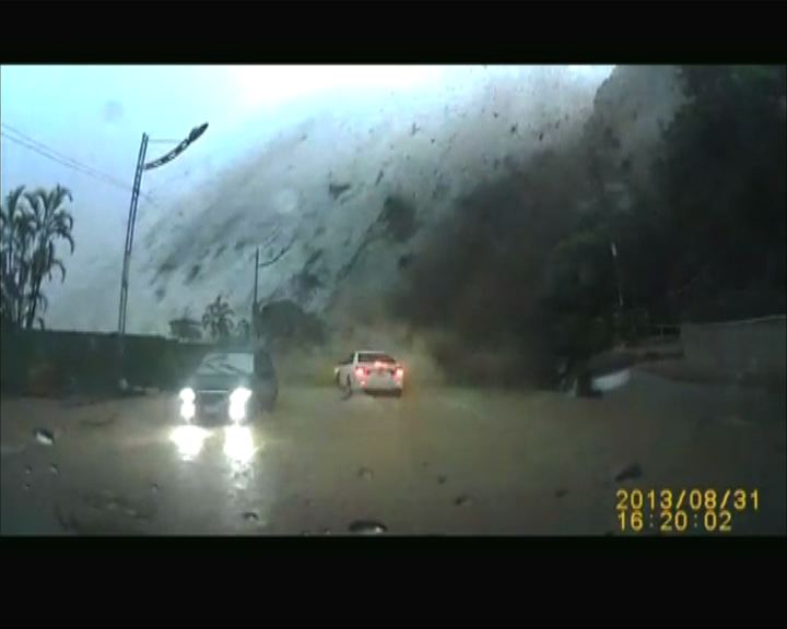 
全台落暴雨巨石擊中汽車