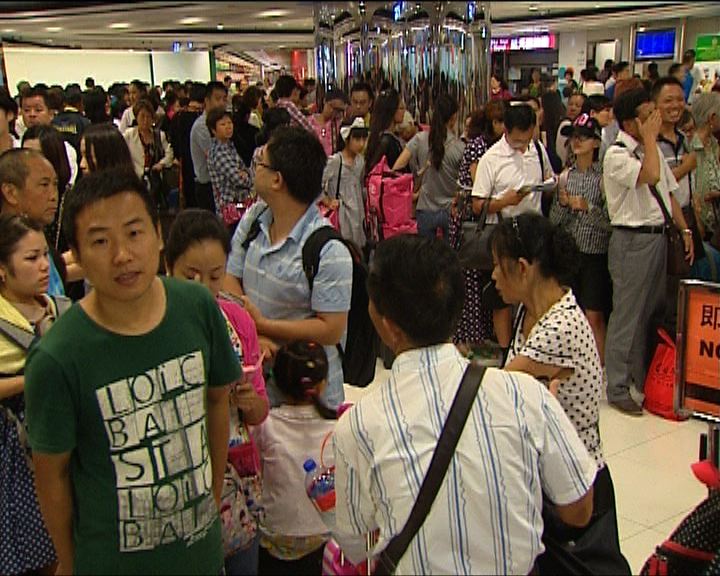 
烈風下內地旅客一度滯留碼頭