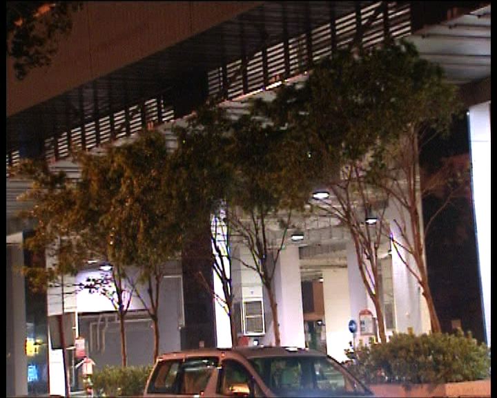 
強風下有碟型天線墮下毀三電單車