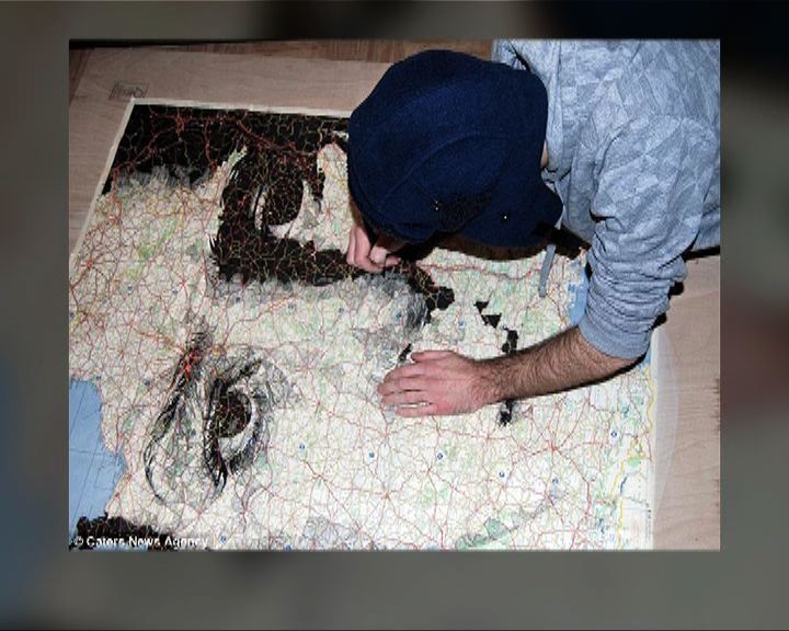 
英藝術家用地圖勾畫人像畫