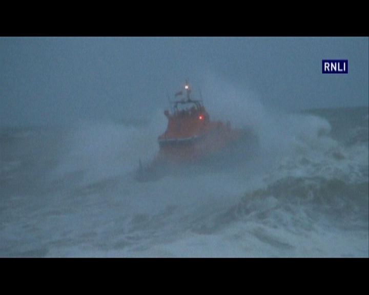 
風暴吹襲英海陸空交通幾乎停頓