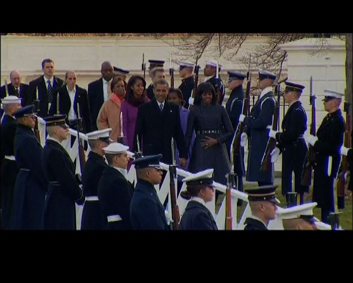 
奧巴馬就職  接受儀仗隊奏樂祝賀