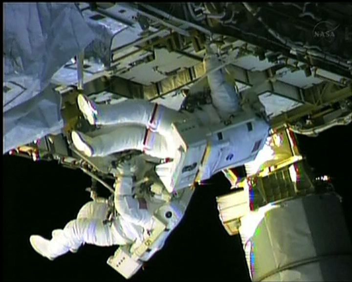 
太空人緊急太空漫步維修太空站