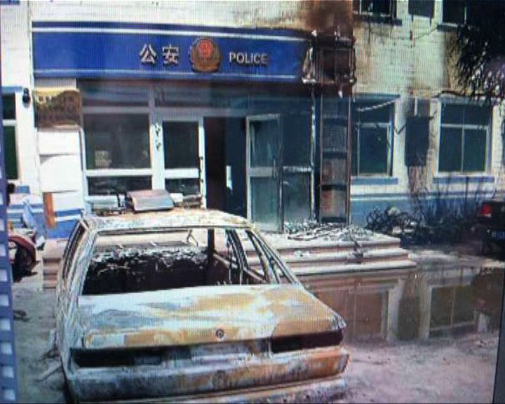 
新疆騷亂派出所外有汽車被焚燒