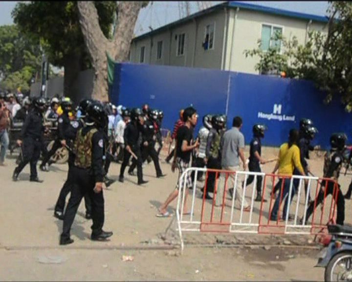
柬埔寨警方驅趕反政府示威者
