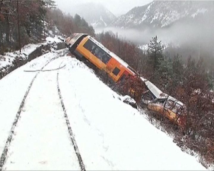 
法國觀光列車被大石擊中出軌