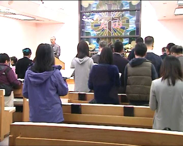 
近百人到醫院為劉進圖祈禱