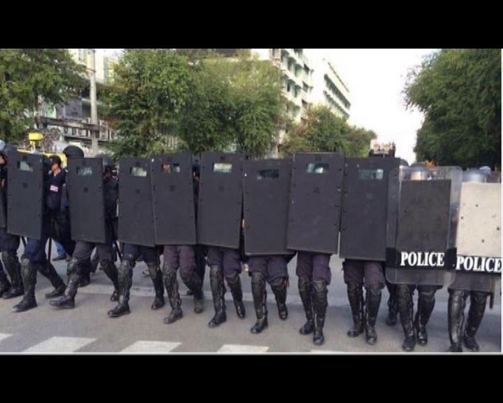 
曼谷警方驅趕反政府示威者