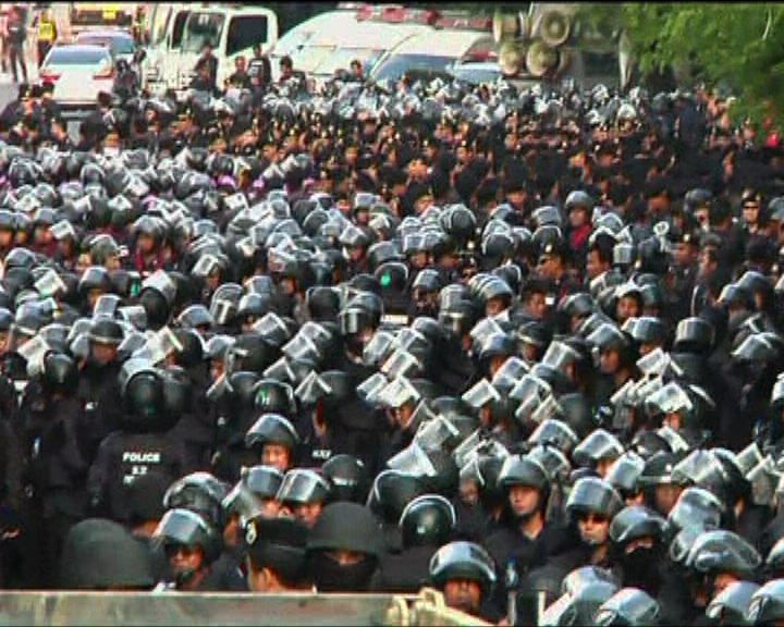 
曼谷出動逾千警力驅趕反政府示威者