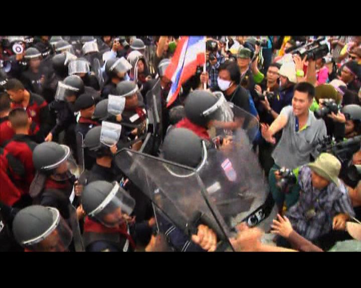 
曼谷反政府示威者阻撓警察清場