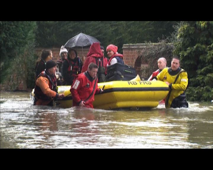 
英國水浸嚴重災民指摘當局救災不力