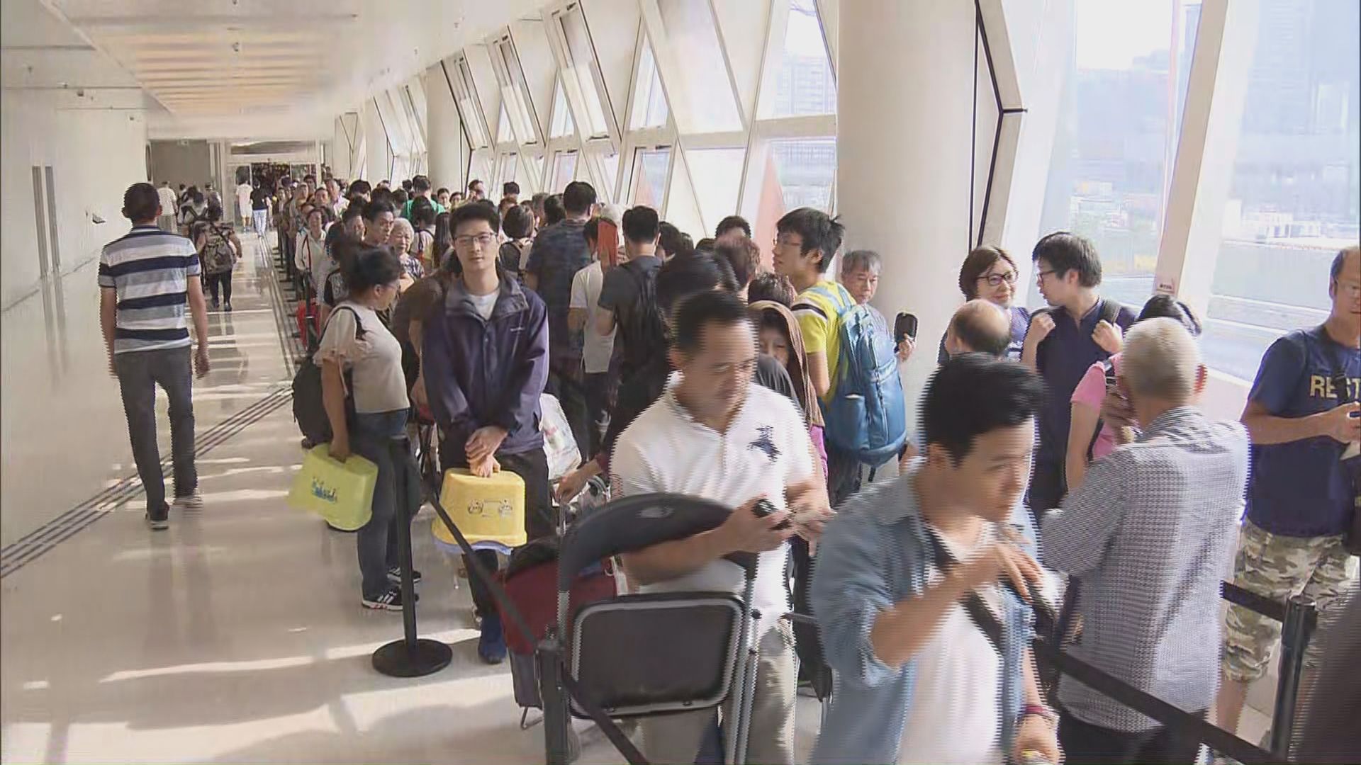 高鐵西九龍總站開放日近千人排隊取票