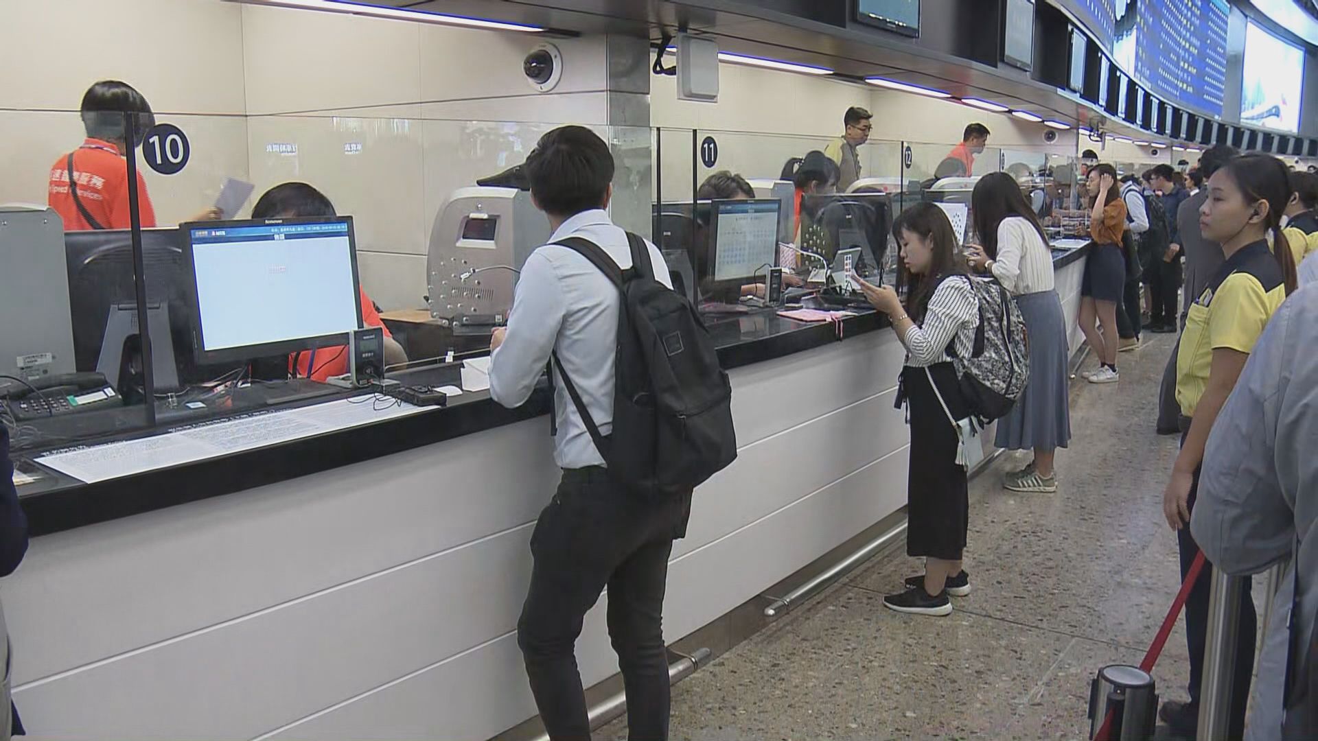 高鐵香港段車票開售　過百名市民排隊