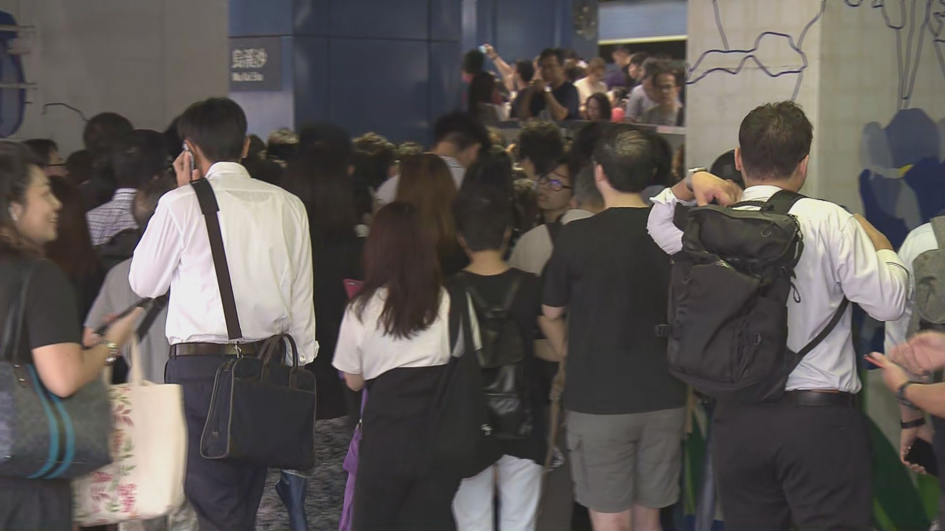 有大圍站乘客批評往九龍列車班次疏落