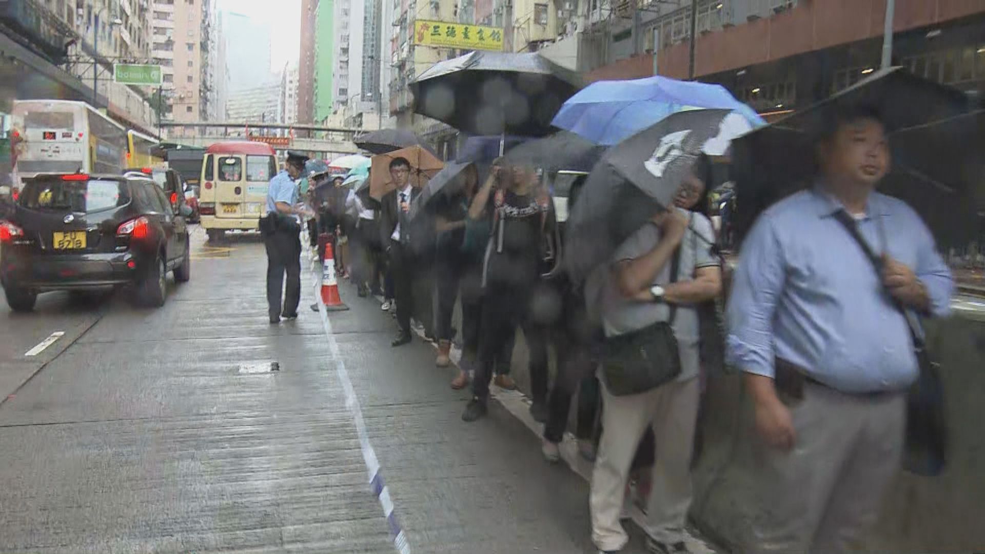 港島綫信號故障　市民冒雨馬路上排隊候車