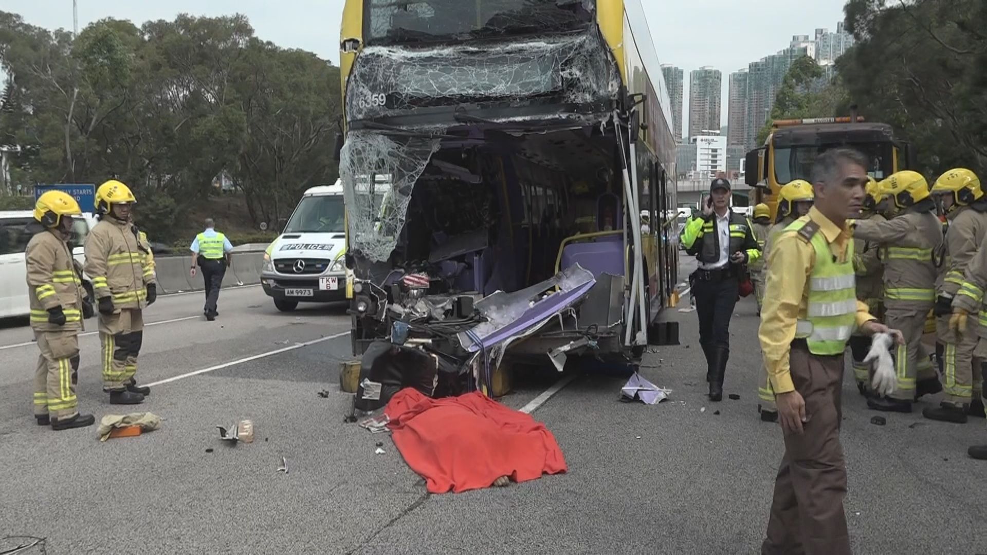 【最新】西九龍快速公路貨車與巴士相撞至少一死20傷