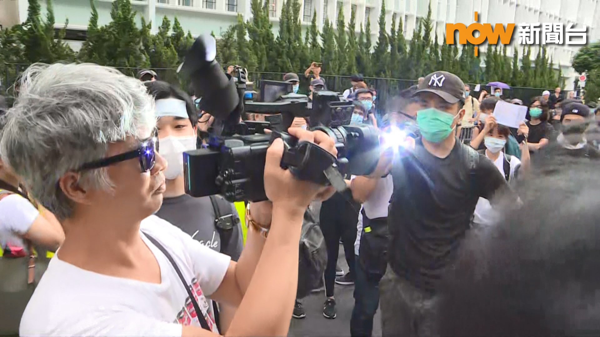 【多圖】記協譴責示威者阻無綫攝影師採訪　有示威者其後鞠躬致歉