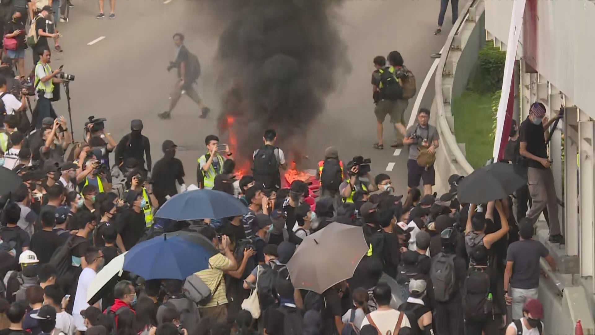 【不斷更新】民陣遊行遭反對　港島多區爆發警民衝突
