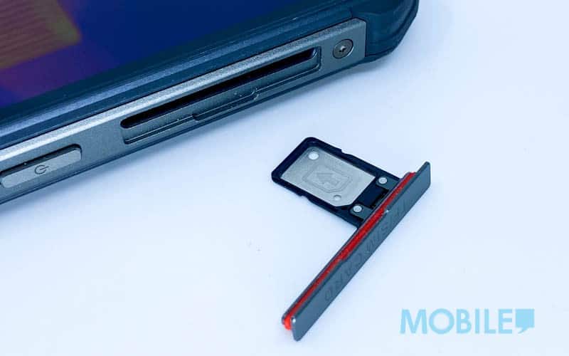 ▲三選二 Nano SIM／Micro SD 揭蓋式卡槽