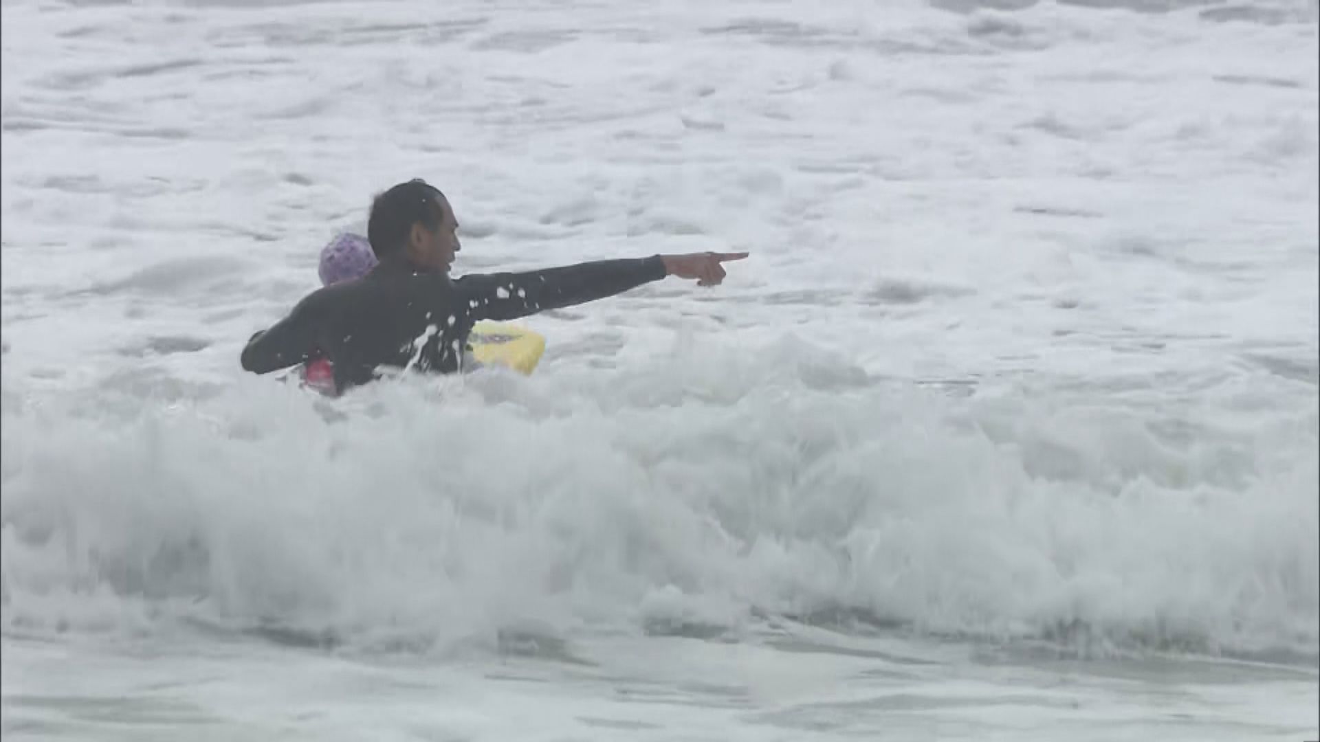【浪卡襲港】石澳泳灘有人趁大浪　帶同小朋友來衝浪