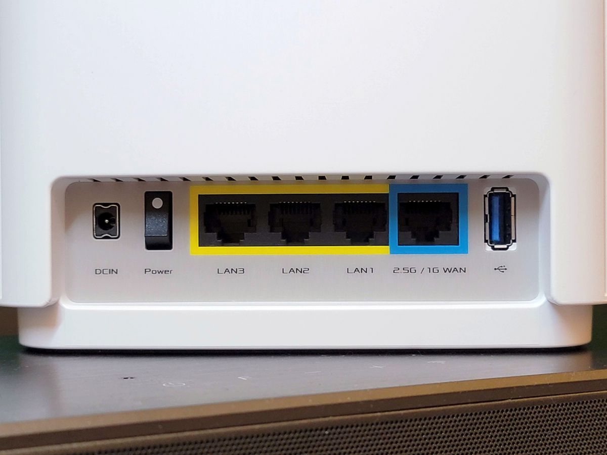 ▲ Asus ZenWiFi AX (XT8) 同樣提供三個Gigabit 乙太網絡和USB 3.0連接埠。