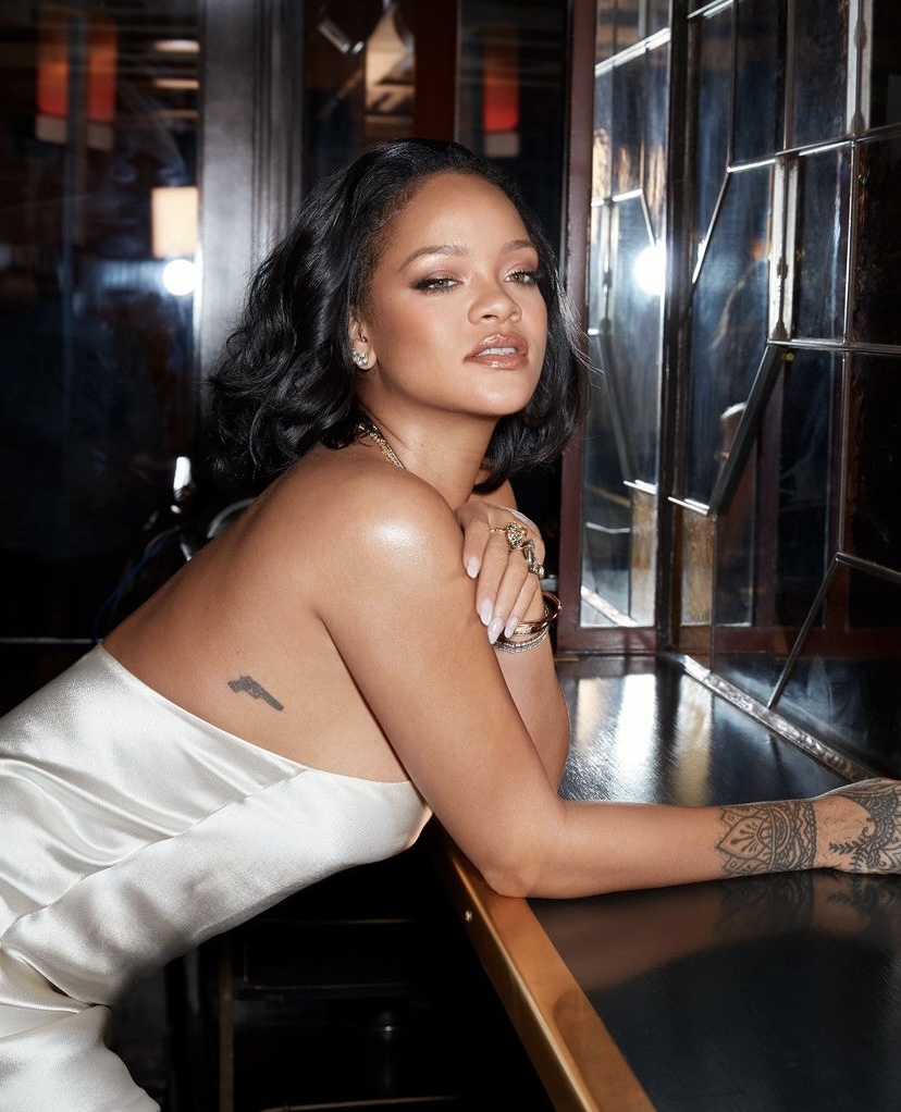 Rihanna現身遊行聲援亞裔　零架子與參與者互動