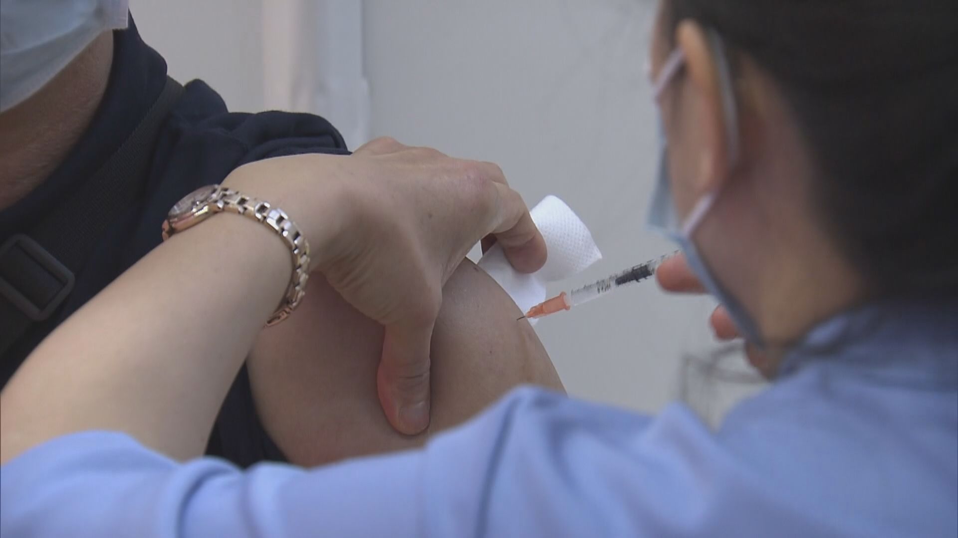 周二約1.8萬人接種新冠疫苗