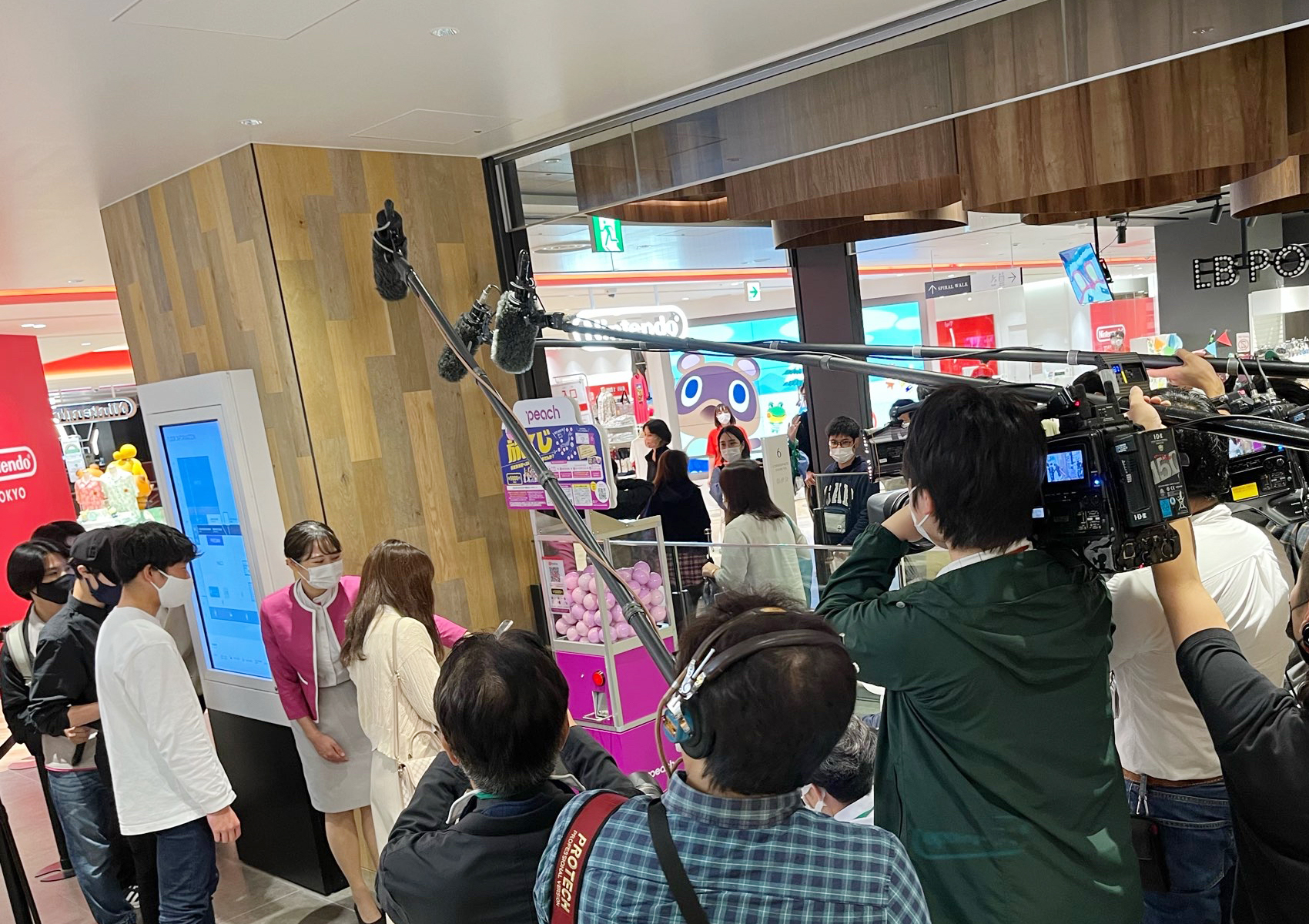 最新一部機票扭蛋機設於東京澀谷PARCO百貨（Photo／Twitter@Peach_Aviation）