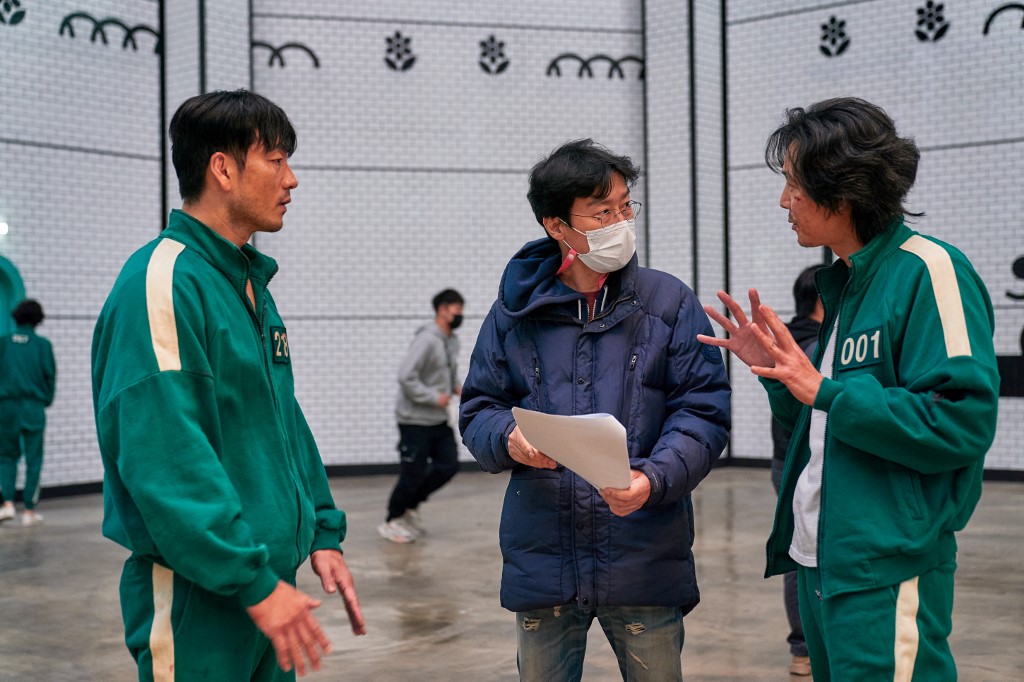 導演黃東赫（中）提議占士自己拍一個結局（Photo／AFP）
