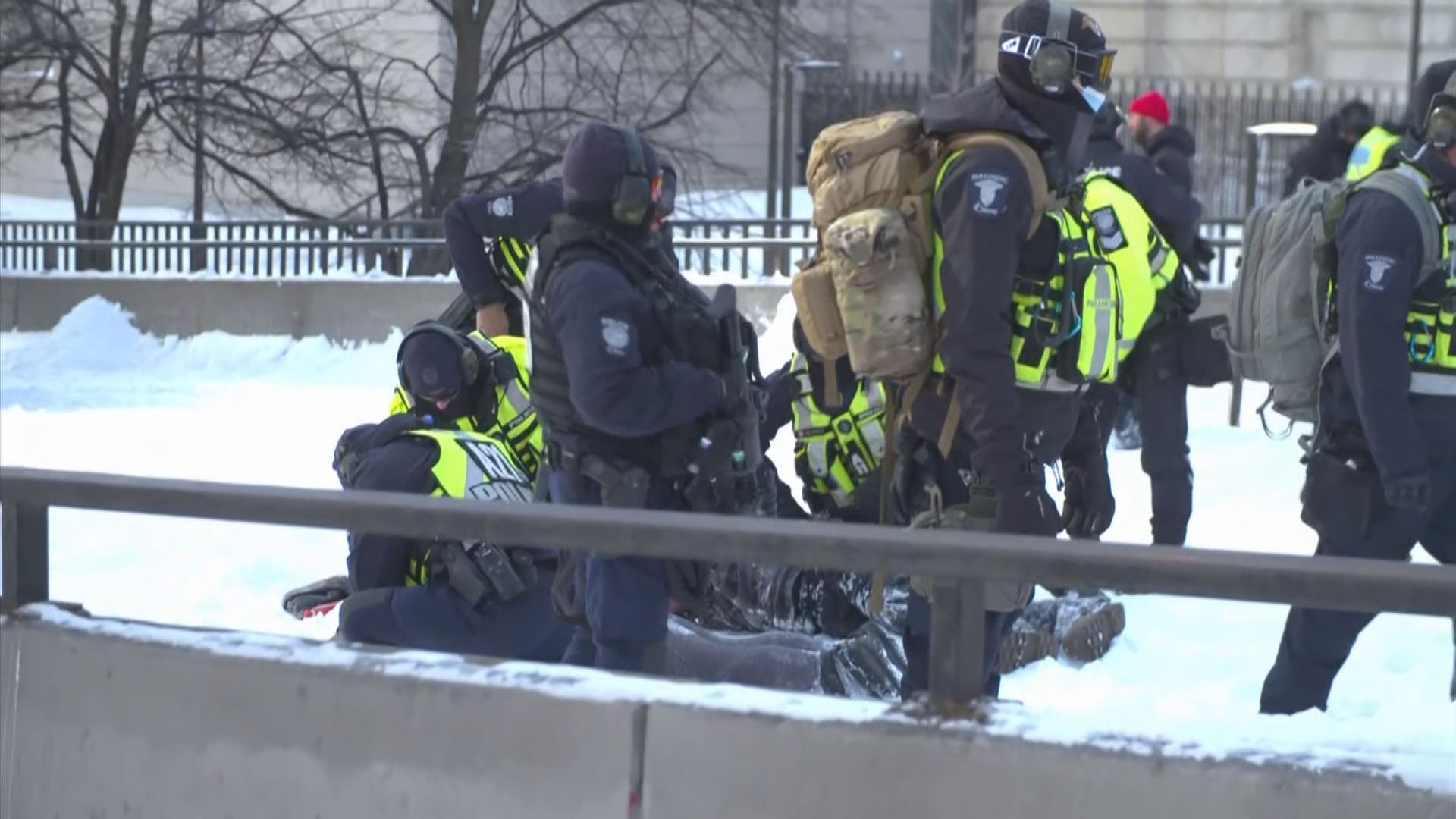 渥太華警方拘捕逾100名反防疫示威者