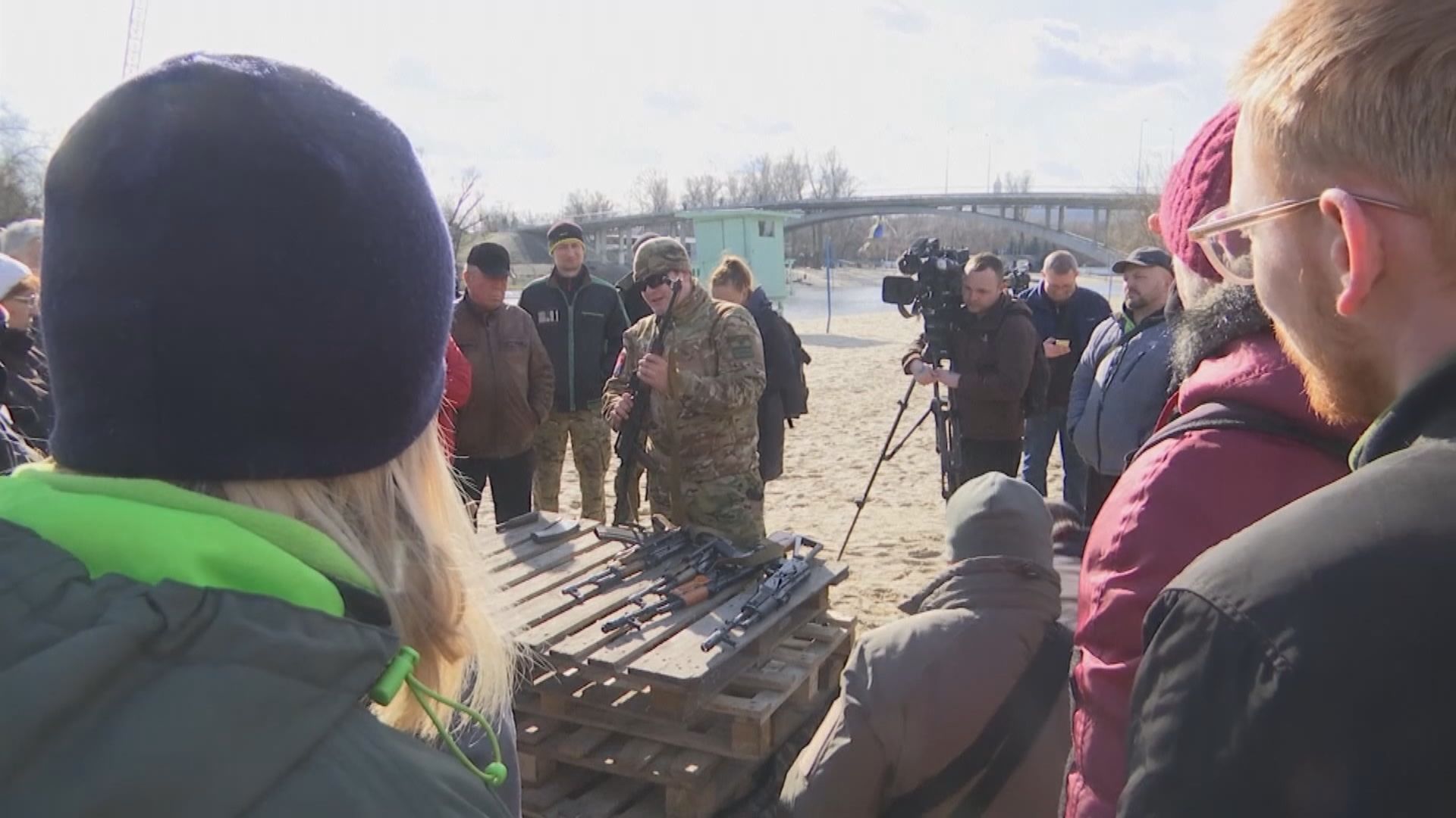 烏克蘭大批居民買槍　多國準備應付難民潮