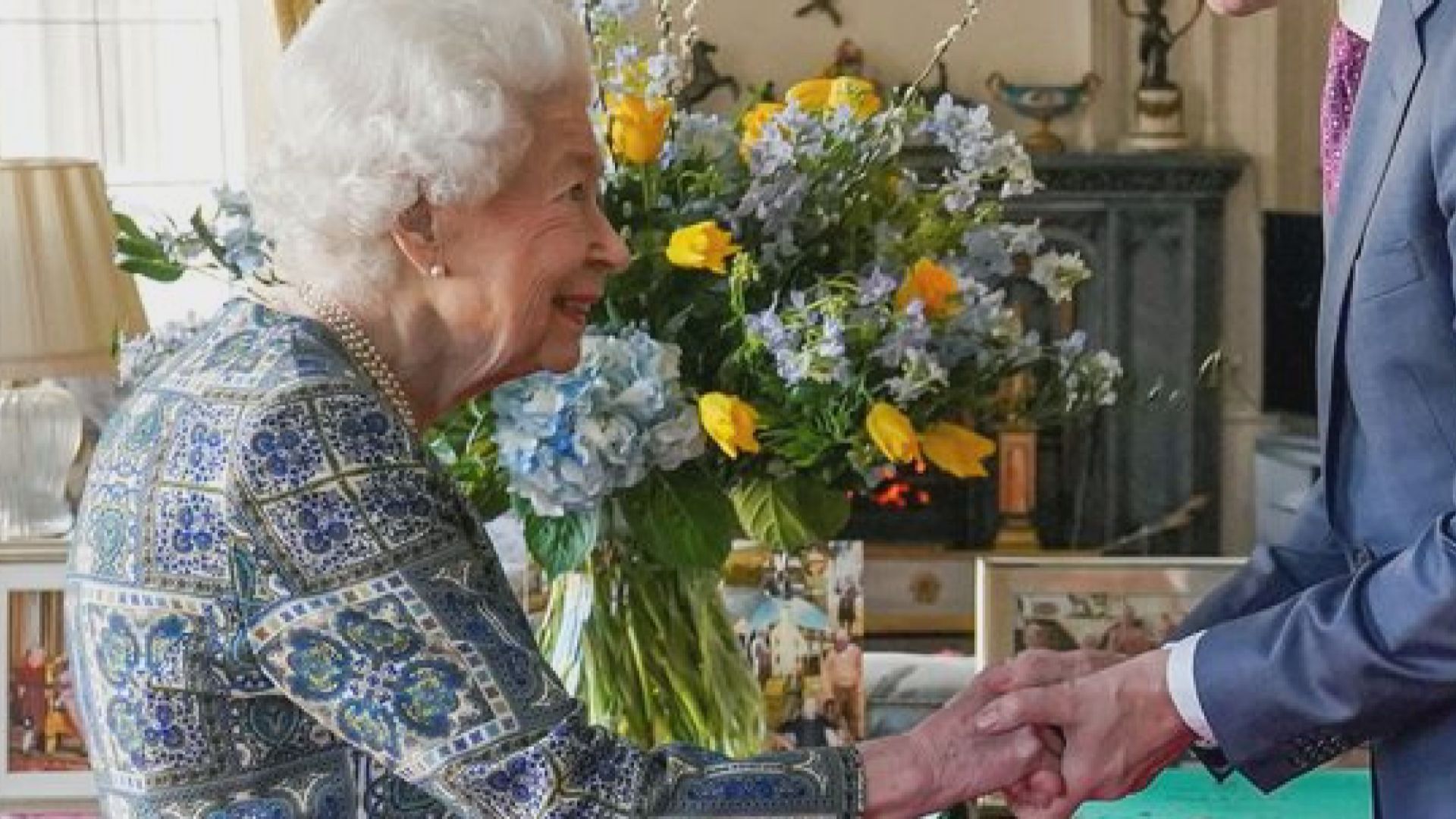 英女王康復後首次會見賓客　一束花反映對俄烏戰爭取態