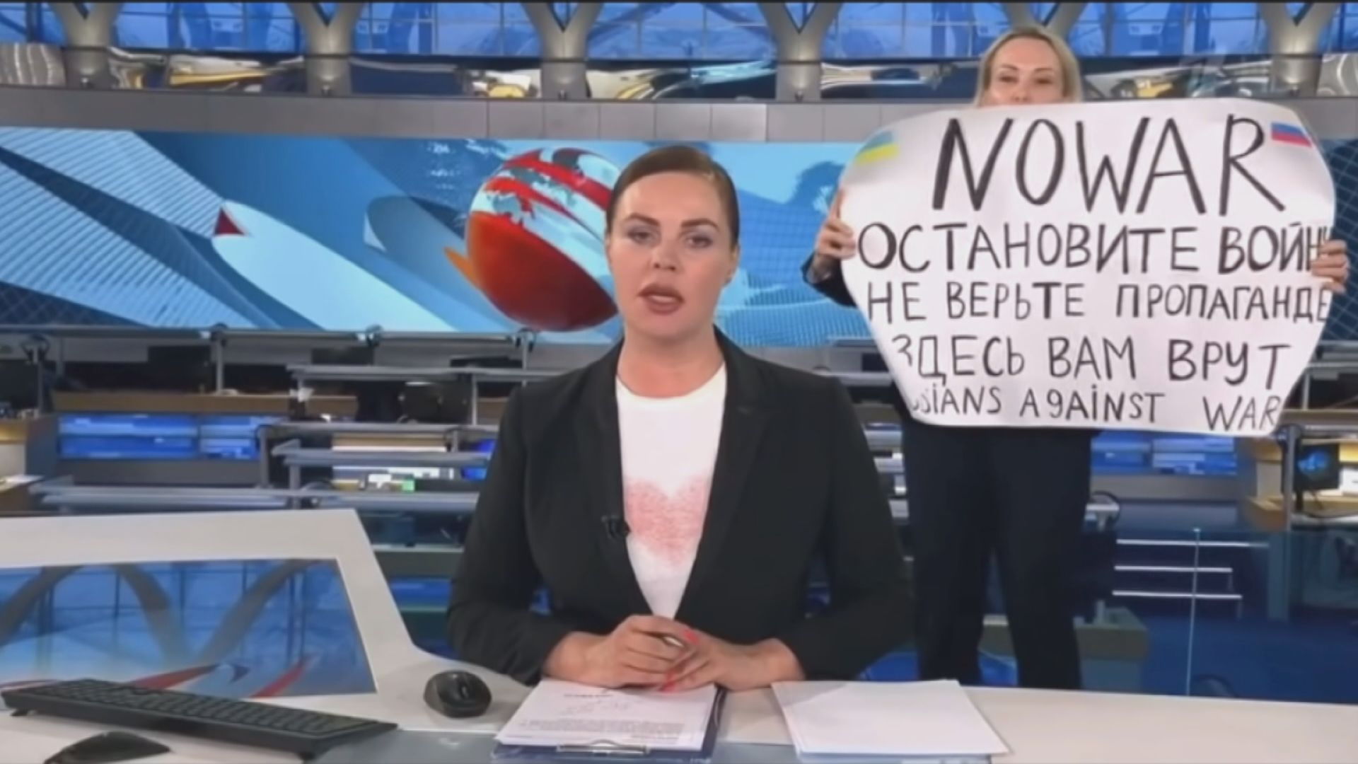 俄羅斯國營電視台員工直播期間展示反戰標語
