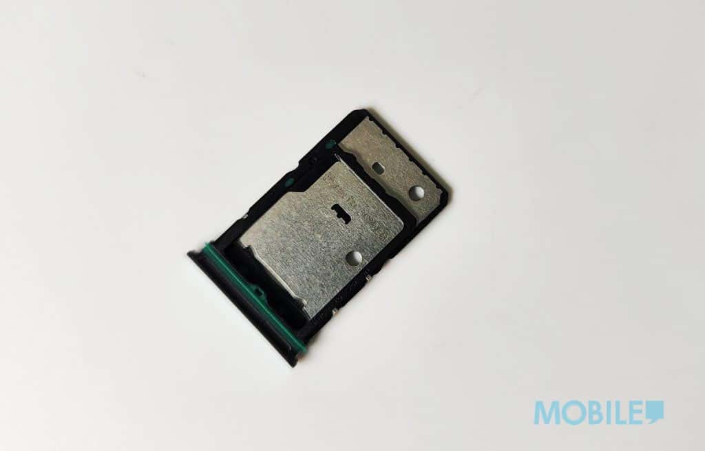 ▲ 兩面卡槽提供兩 Nano SIM 及一 Micro SD 擴充