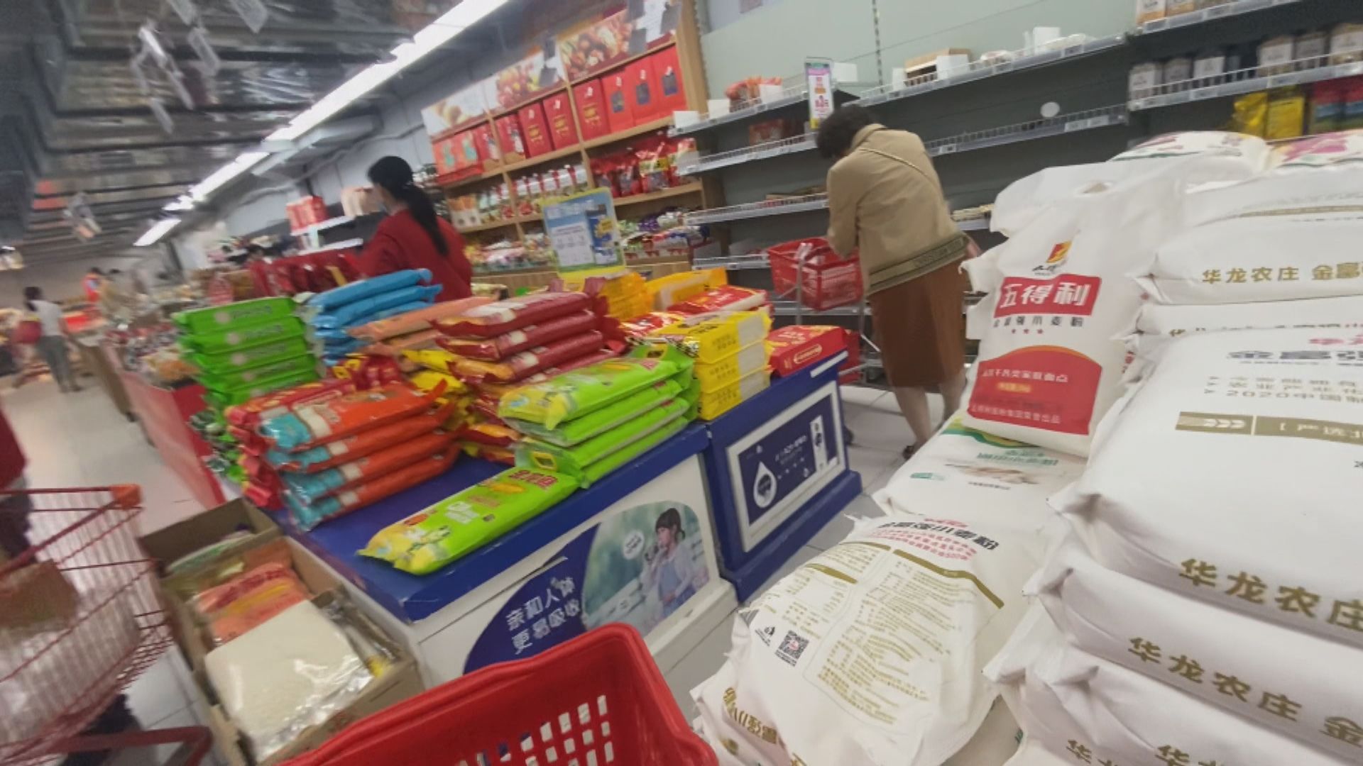 北京朝陽區全民檢測　民眾憂封城到超市搶購物資