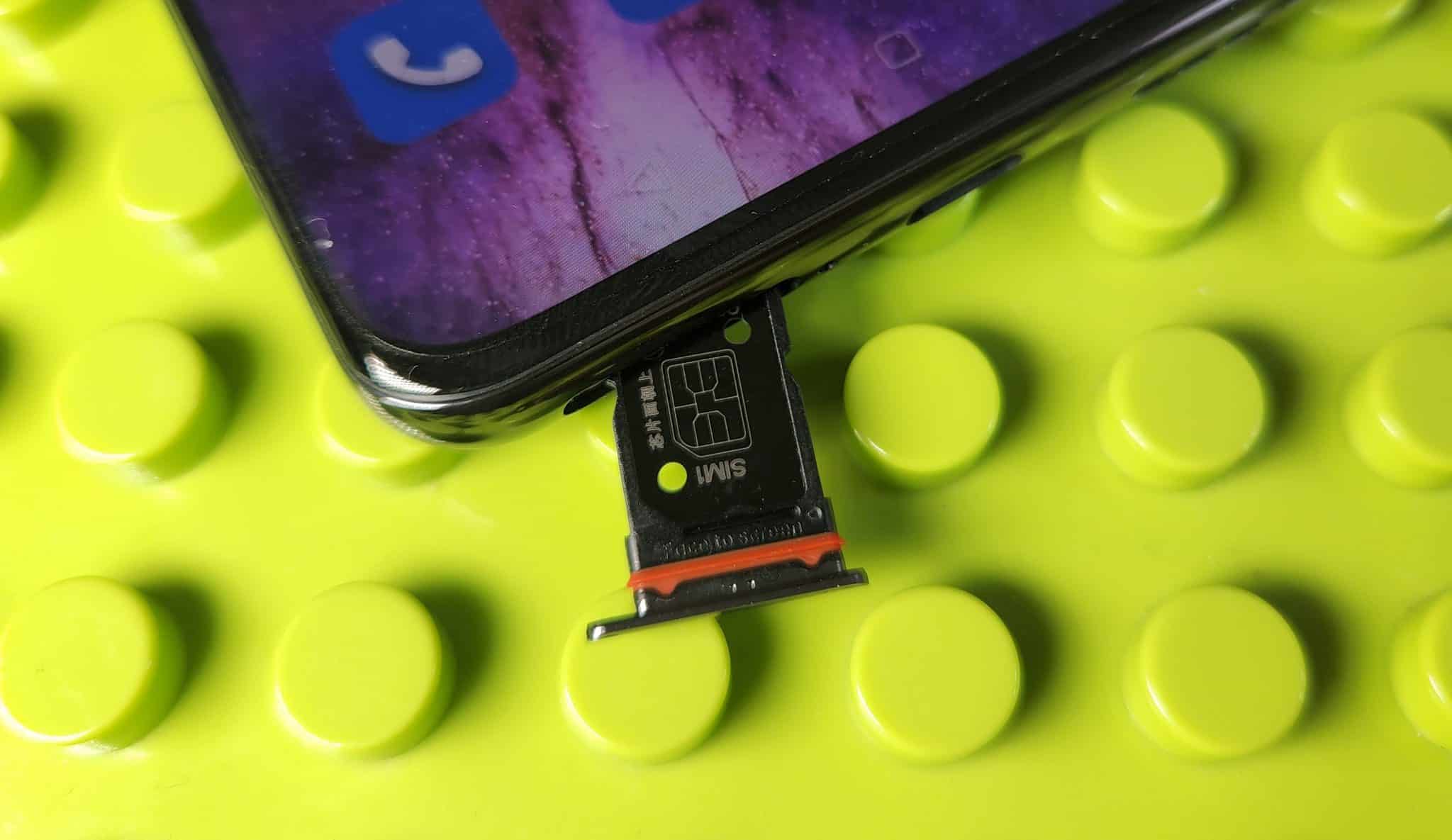 ▲ 兩面 Nano SIM 卡槽、不支援 Micro SD 擴充