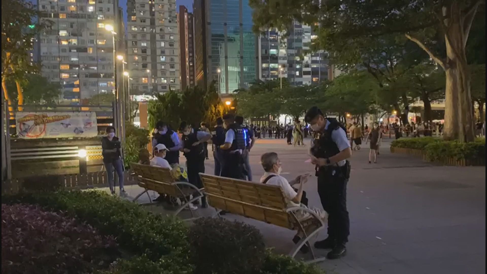 警方入夜後擴大維園封鎖範圍　警員於銅鑼灣截查市民