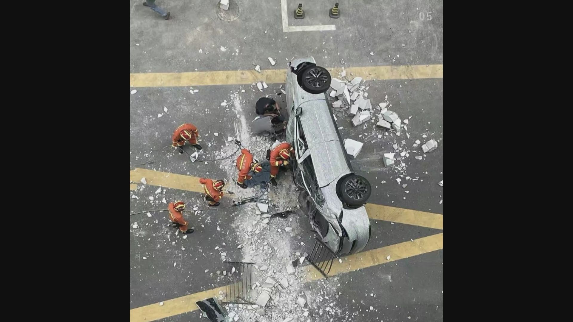 上海蔚來總部懷疑一輛車衝出大樓墮地兩死