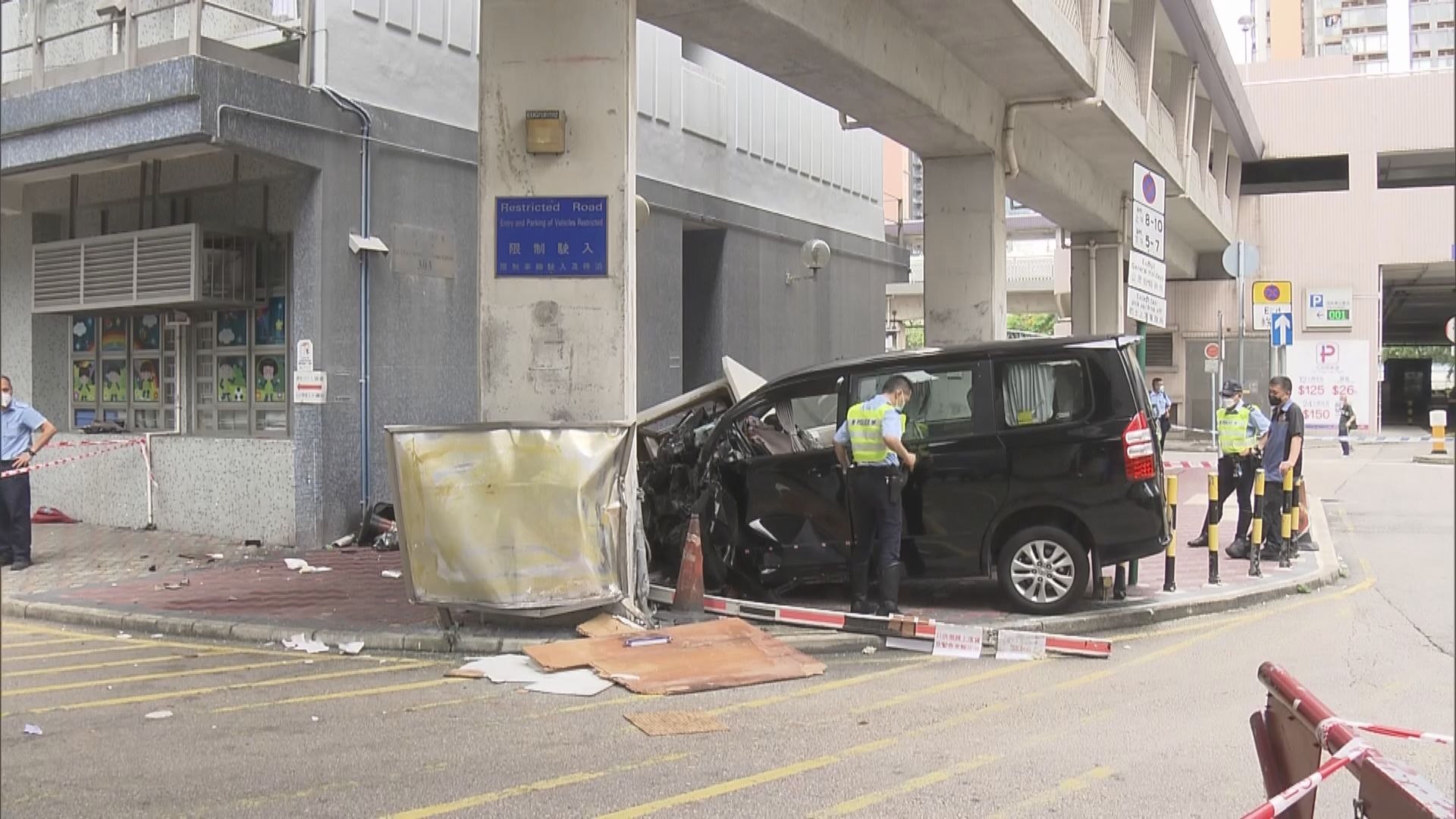 76歲女司機元州邨駕車剷上行人路令三人受傷