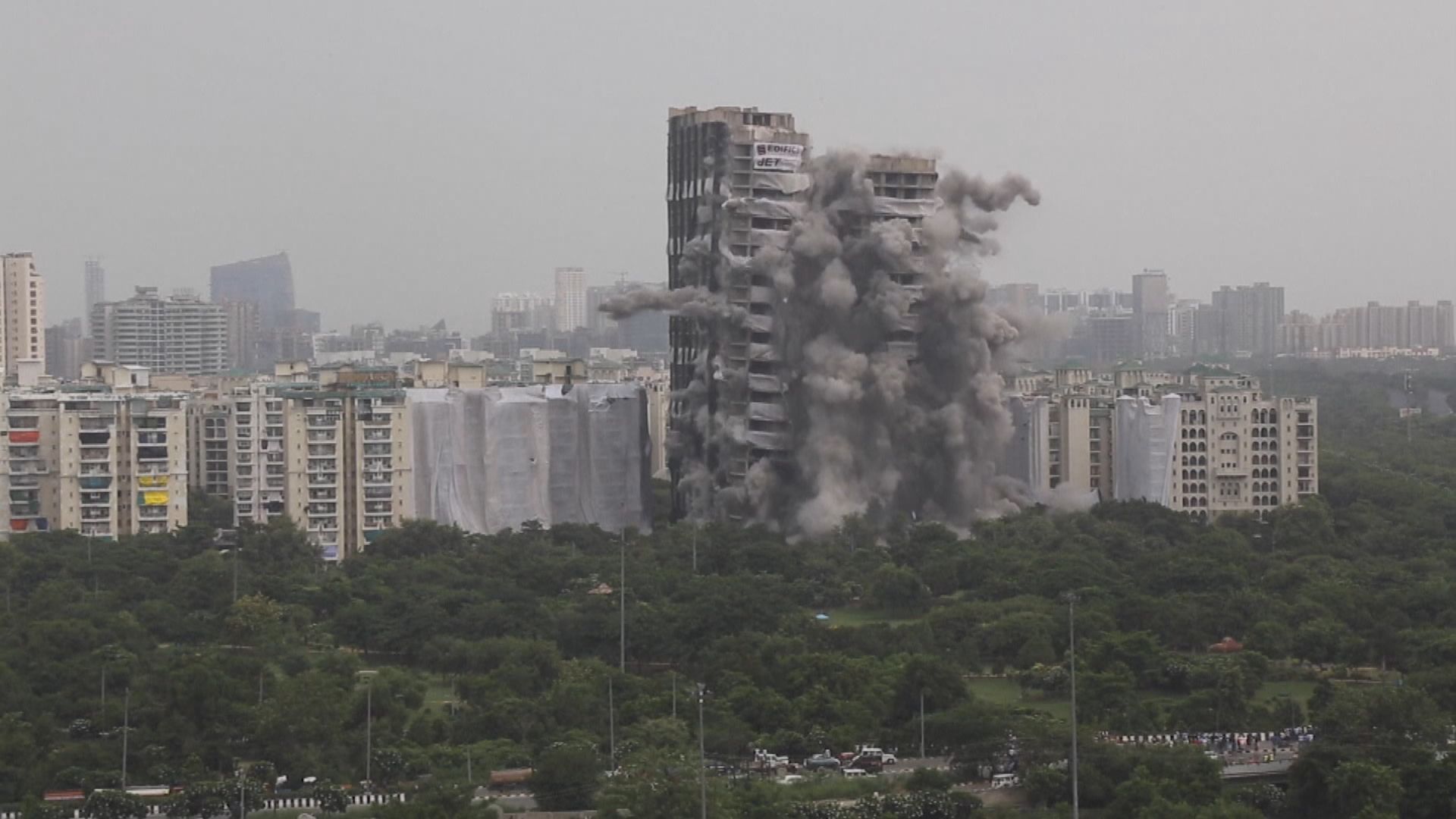 印度爆破拆除兩座逾百米高違規興建大樓